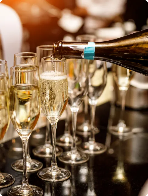 Sekt wird an einer Bar vom Personal in Gläser geschüttet
