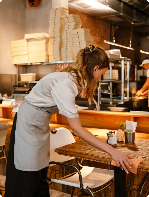 Eventpersonal deckt einen Tisch im Restaurant